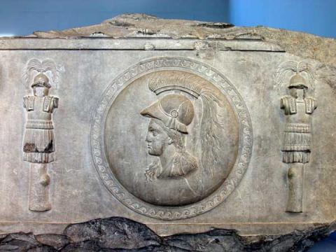 Monumento di Bocco: fregio con scudo e trofei