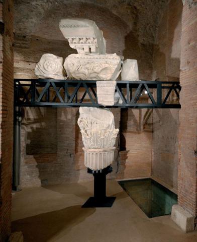 Ricomposizione dell’ordine della facciata dei portici del Foro di Augusto. Ricomposizione dell’ordine della facciata dei portici del Foro di Augusto.