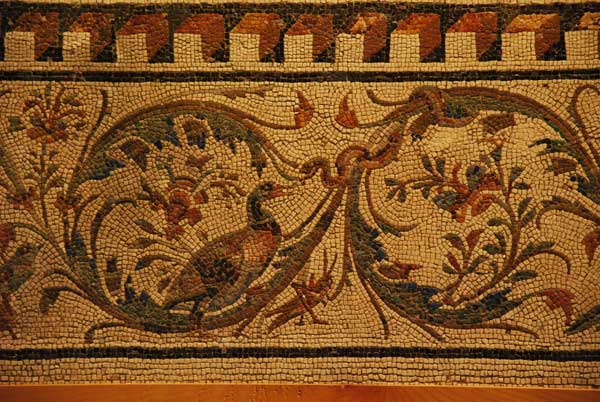 Mosaico con bordura a girali di acanto e animali