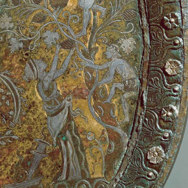 Letto funerario in bronzo da Amiterno, particolare della decorazione scultorea e  ad agemina in rame e argento