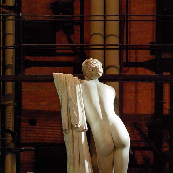 Statua di Pothos, figlio di Afrodite che personifica la nostalgia verso una persona lontana, davanti alla parete della caldaia