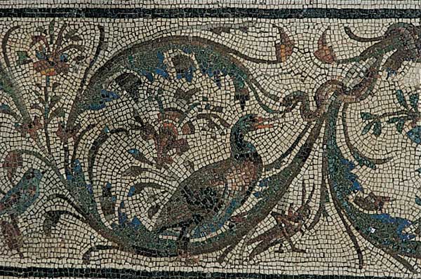 Mosaico con bordura a girali di acanto e animali