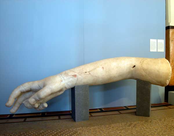 Statua colossale di divinità femminile: braccio destro