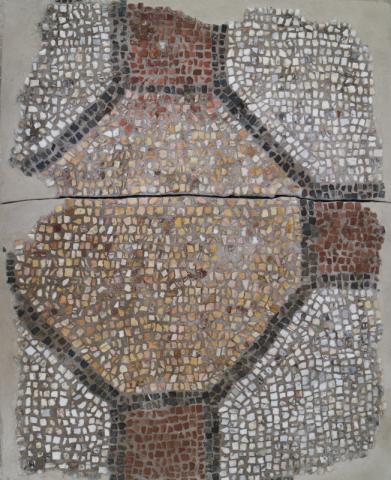 3.Mosaico policromo geometrico a grandi tessere: schema di ottagoni e quadrati di risulta