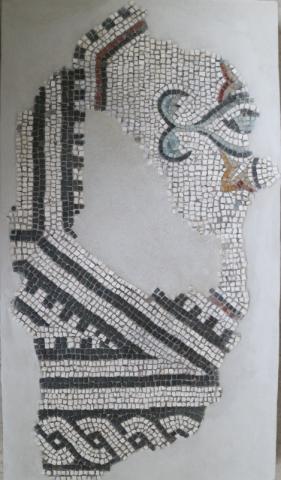 5.Frammento mosaico policromo geometrico: reticolato di ottagoni con fiore centrale; fascia con treccia laterale, IV secolo d.C.
