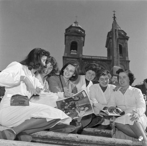 Lucia Bosè, sulla scalinata di Trinità de' Monti, con alcune ragazze di sartoria. Roma, fine anni ‘50.  Archivio Storico Luce, Fondo Dial