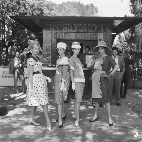 Modelle con abiti di Schuberth al Pincio, Roma, 1960