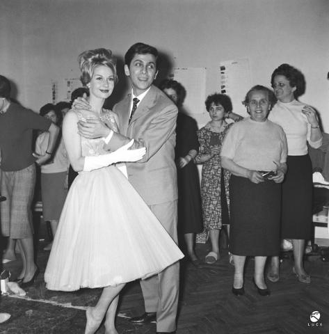 Valentino Garavani con una modella nel backstage della sua prima sfilata