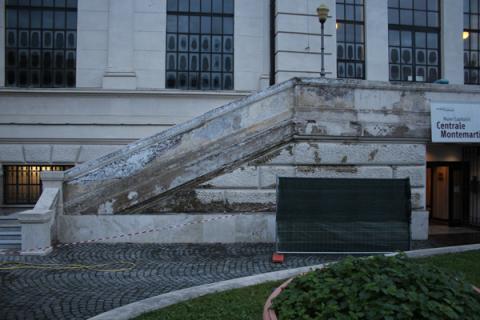 Lo scalone monumentale della facciata della Centrale Montemartini durante l’intervento di restauro