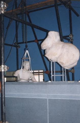 Montaggio del frontone del tempio di Apollo Sosiano nella Sala Macchine (1997)